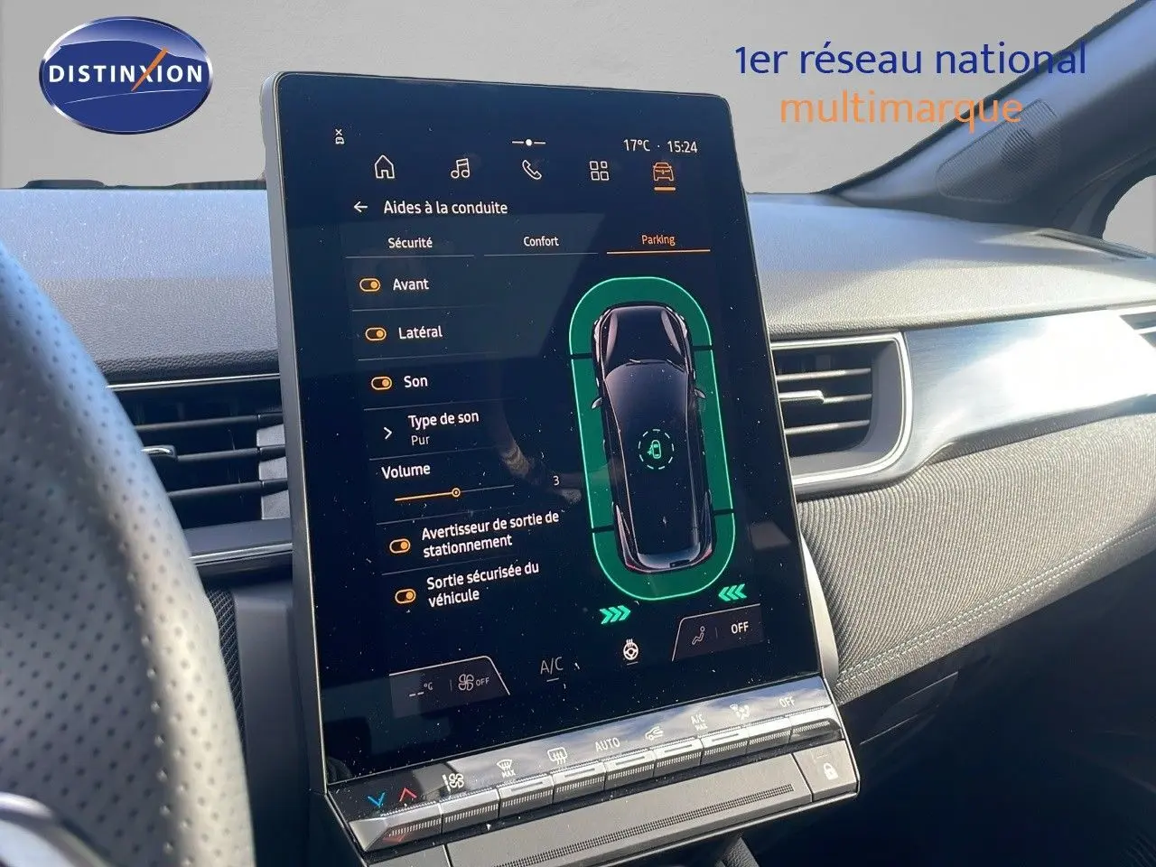 Vue rapprochée de l’écran tactile central affichant les aides à la conduite du Renault Captur E-Tech hybride 2025.