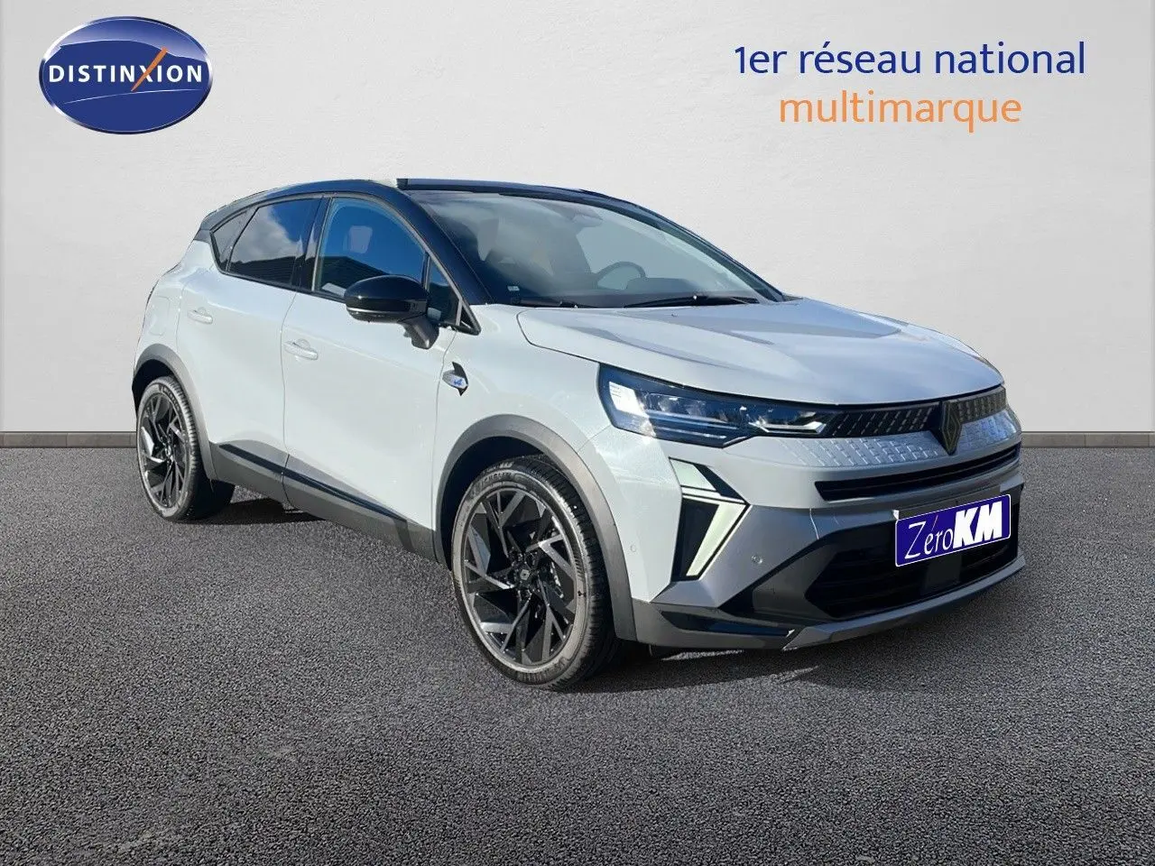 Renault Captur E-Tech hybride gris Rafale toit noir vu en 3/4 avant droit avec jantes noires distinctives.
