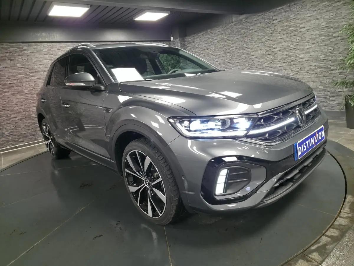 Volkswagen T-Roc gris Indium en 3/4 avant droit avec jantes alliage 19 pouces et phares Matrix LED allumés.