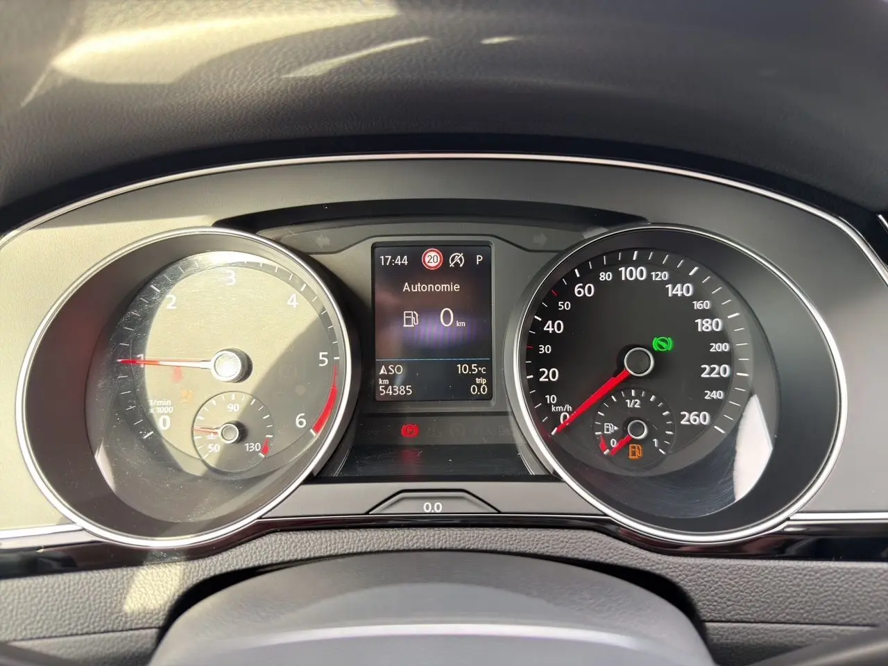 Vue rapprochée du tableau de bord de la Volkswagen Passat SW gris manganèse, affichant compteurs et écran digital.