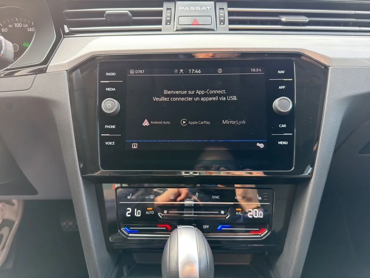 Vue rapprochée du tableau de bord de la Volkswagen Passat SW 2.0 TDI, écran tactile et commandes climatisation visibles.