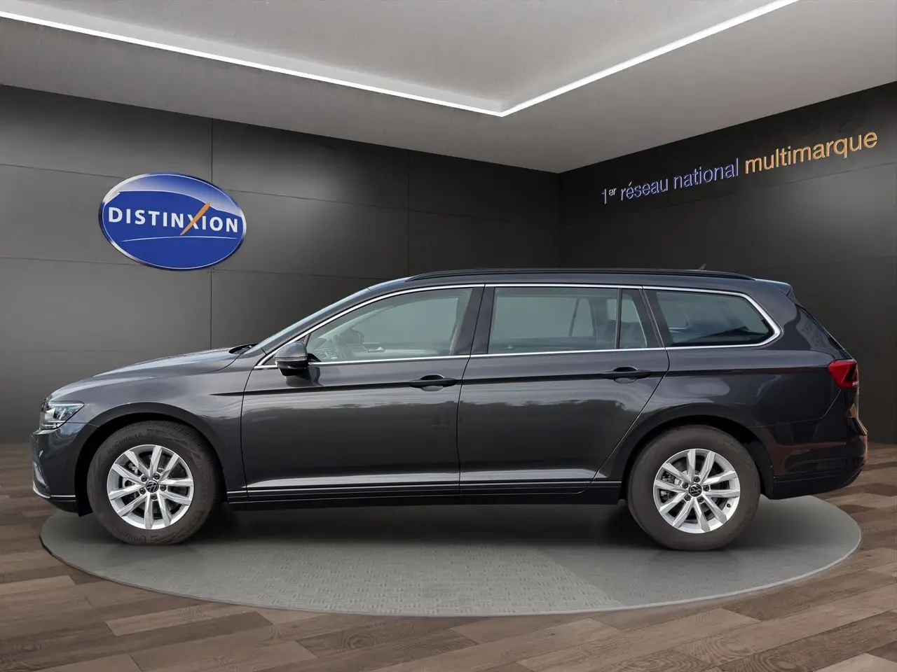 Profil droit d'une Volkswagen Passat SW gris manganèse métallisé, avec jantes alliage et lignes élégantes visibles.