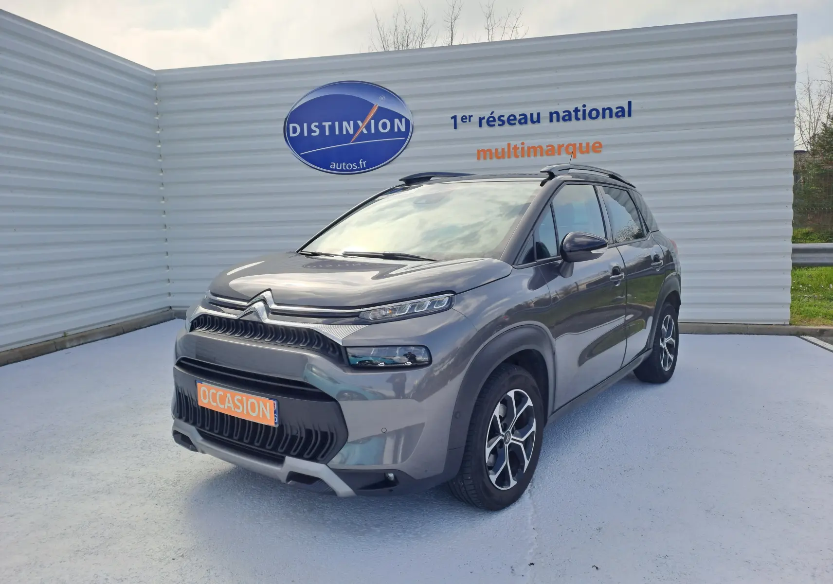 Citroën C3 Aircross gris platinium noir vue 3/4 avant droit avec calandre distinctive et jantes alliage.