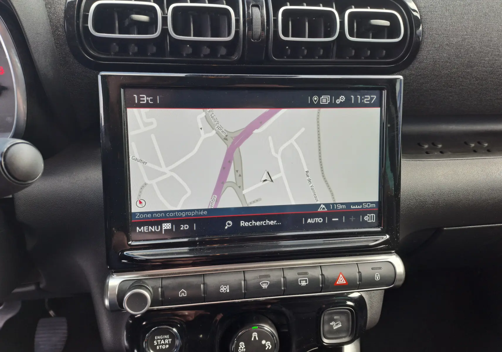 Vue rapprochée de l'écran tactile central et des commandes du tableau de bord du Citroën C3 Aircross gris platinium noir 2021.