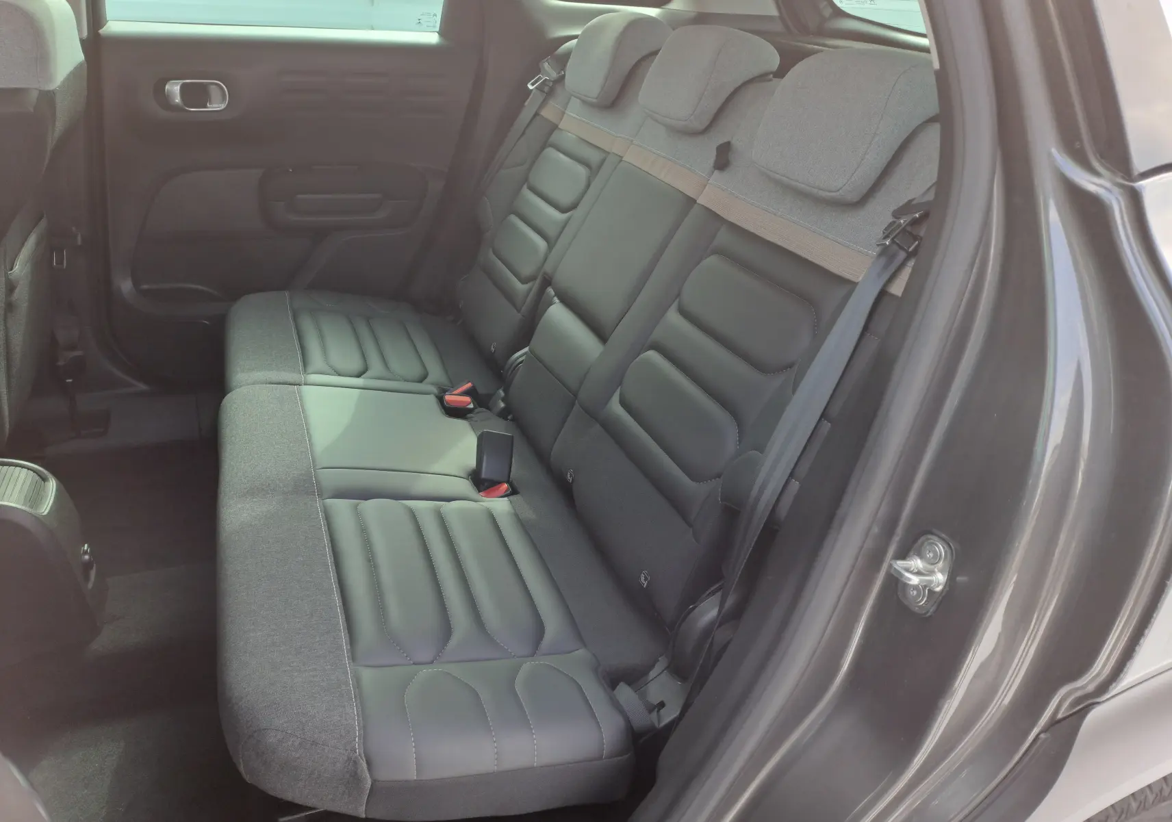 Vue intérieure côté droit sur la banquette arrière bicolore cuir et tissu du Citroën C3 Aircross gris platinium noir 2021.