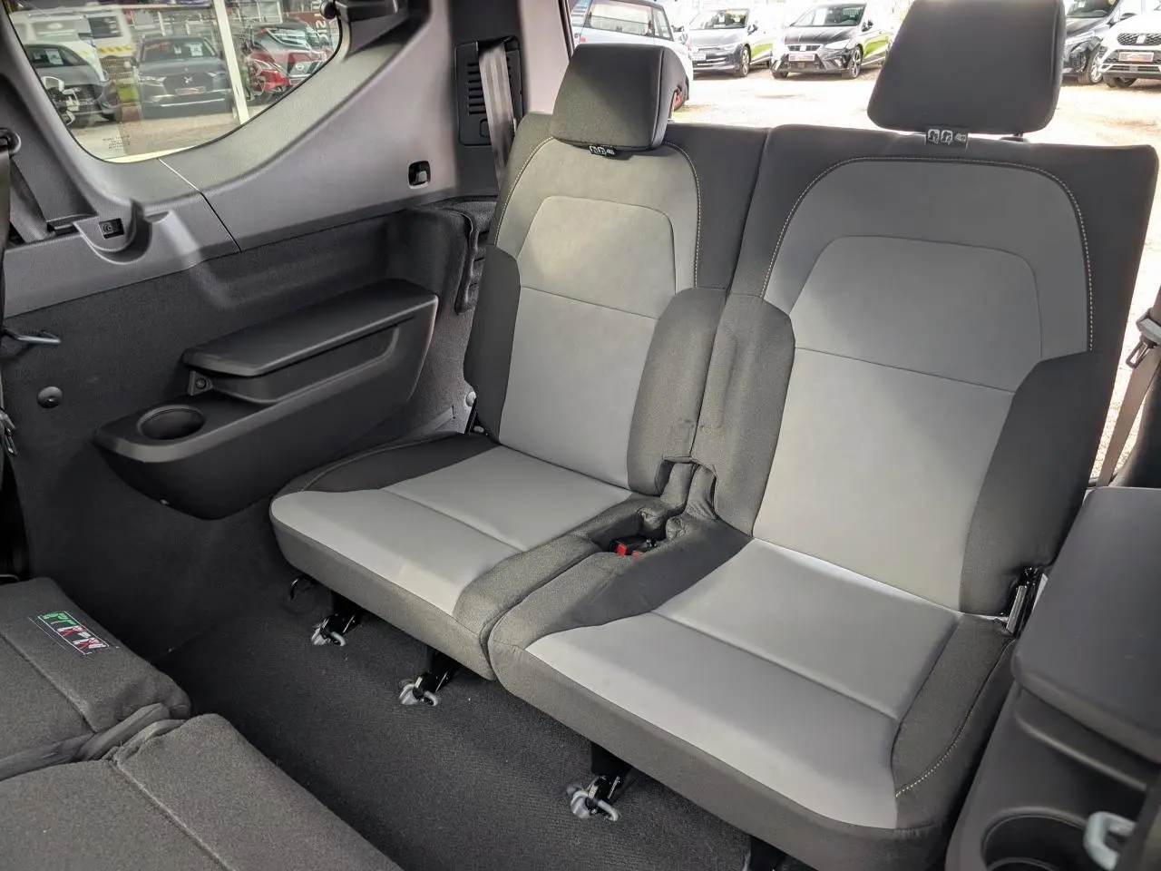 Vue intérieure sur les deux sièges arrière amovibles gris clair et noir du Dacia Jogger 2025, côté droit.