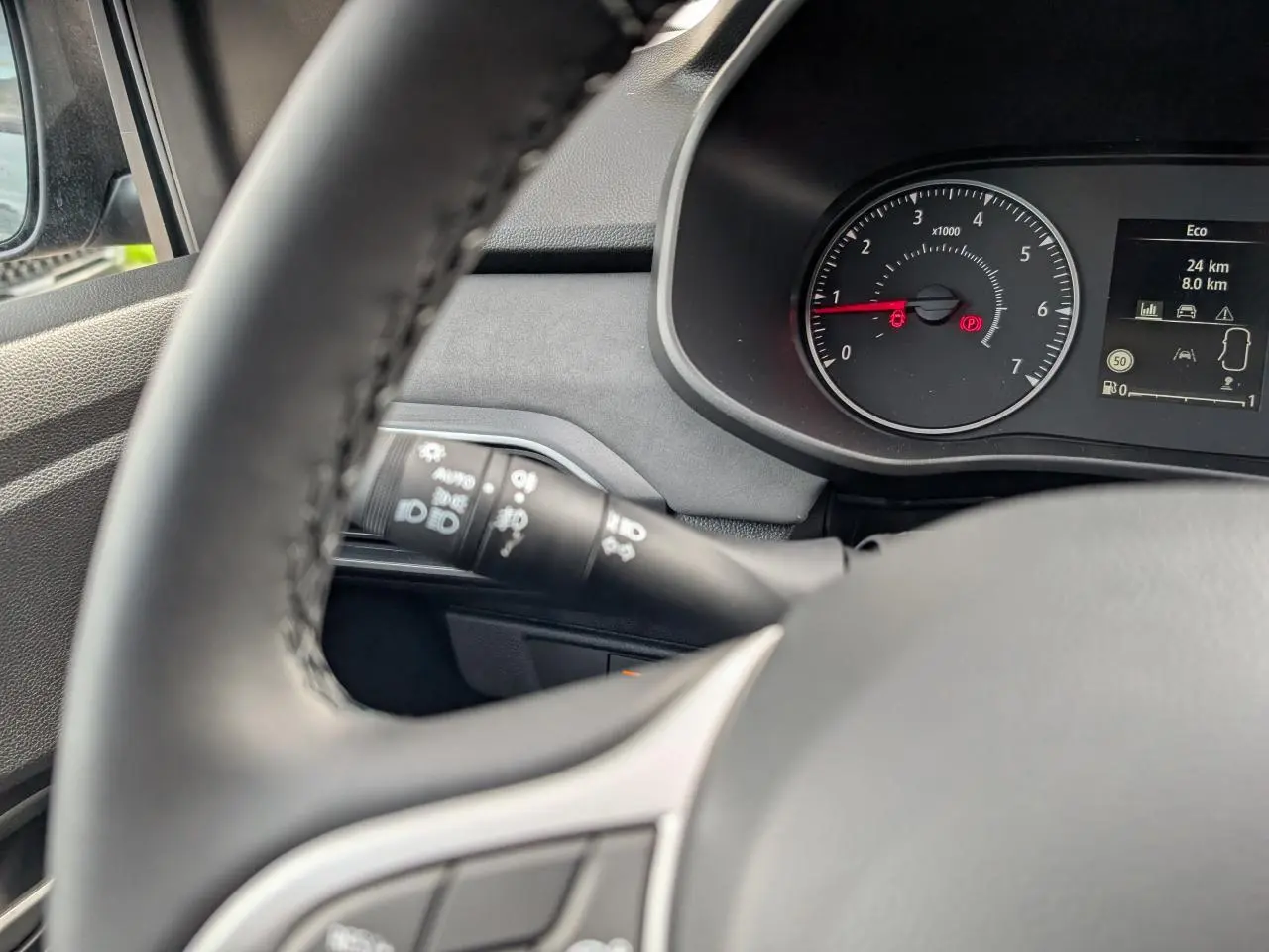 Vue intérieure rapprochée du tableau de bord et du volant gris d’un Dacia Jogger 2025, avec compte-tours et écran multifonction.