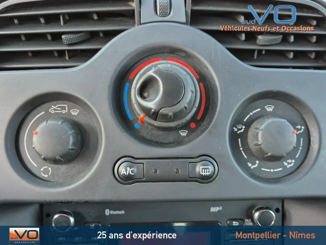 Commandes de climatisation manuelle du Renault Kangoo dCi 75 Energy Zen 2016, vues de face en intérieur.