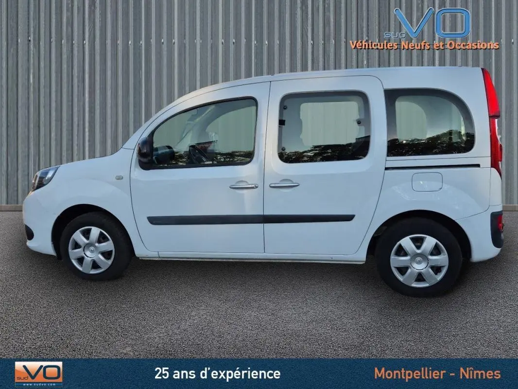 Profil latéral gauche du Renault Kangoo blanc dCi 75 Energy Zen 2016 avec portes latérales et vitres surteintées.