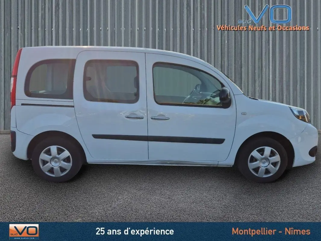 Profil côté gauche d'un Renault Kangoo blanc de 2016 avec porte latérale et vitres surteintées.