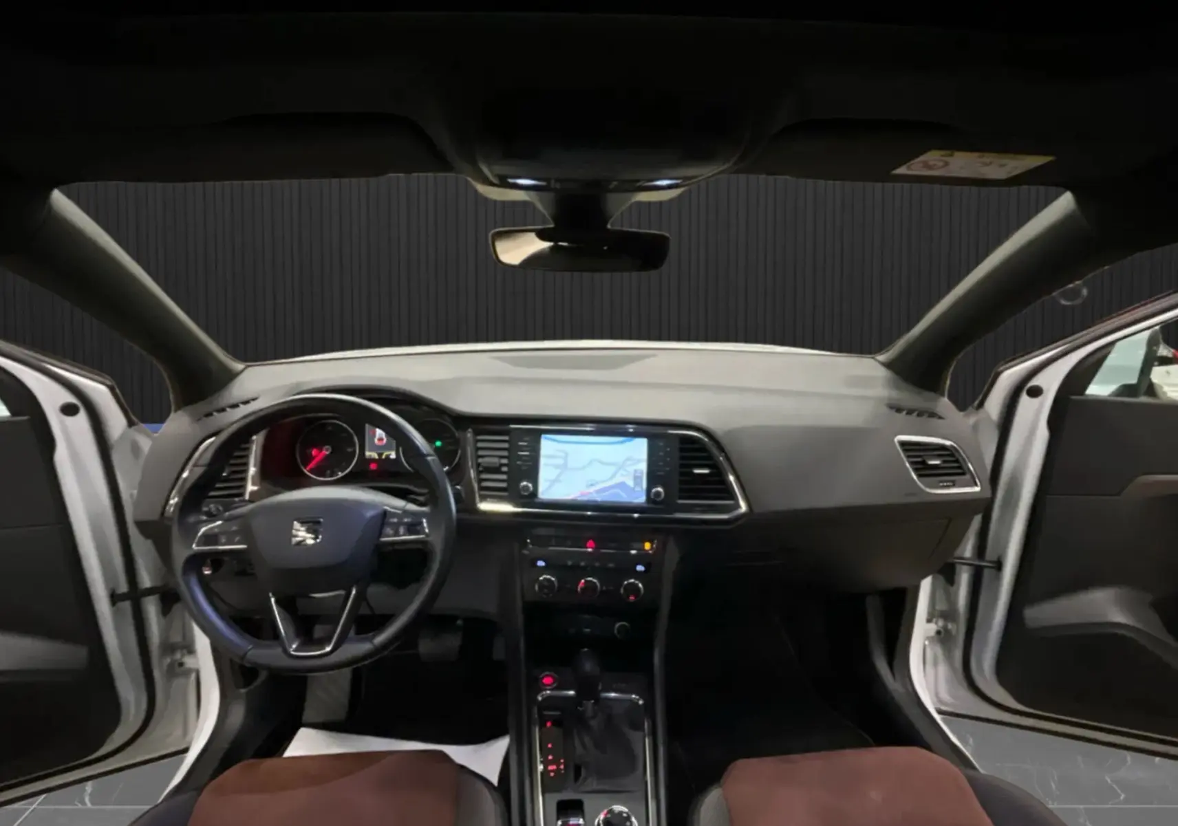 Vue intérieure avant du SEAT Ateca blanc 2016, tableau de bord avec écran tactile et volant multifonction.