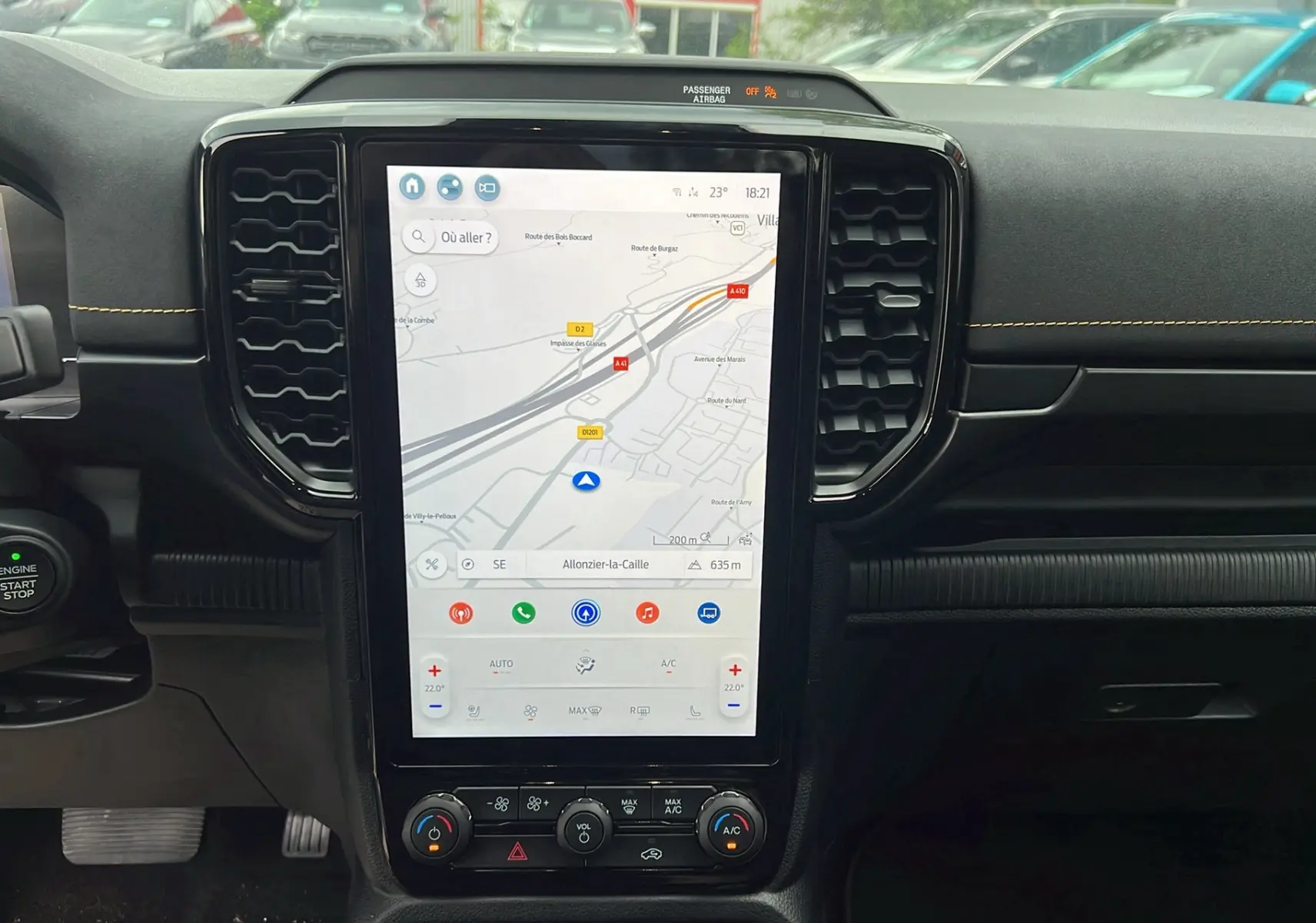 Vue intérieure frontale du tableau de bord du Ford Ranger gris Iconic 2025 avec écran tactile central affichant une carte GPS.