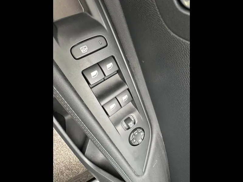 Vue rapprochée des commandes de lève-vitres et rétroviseurs côté conducteur du Peugeot 3008 noir Perla Nera.