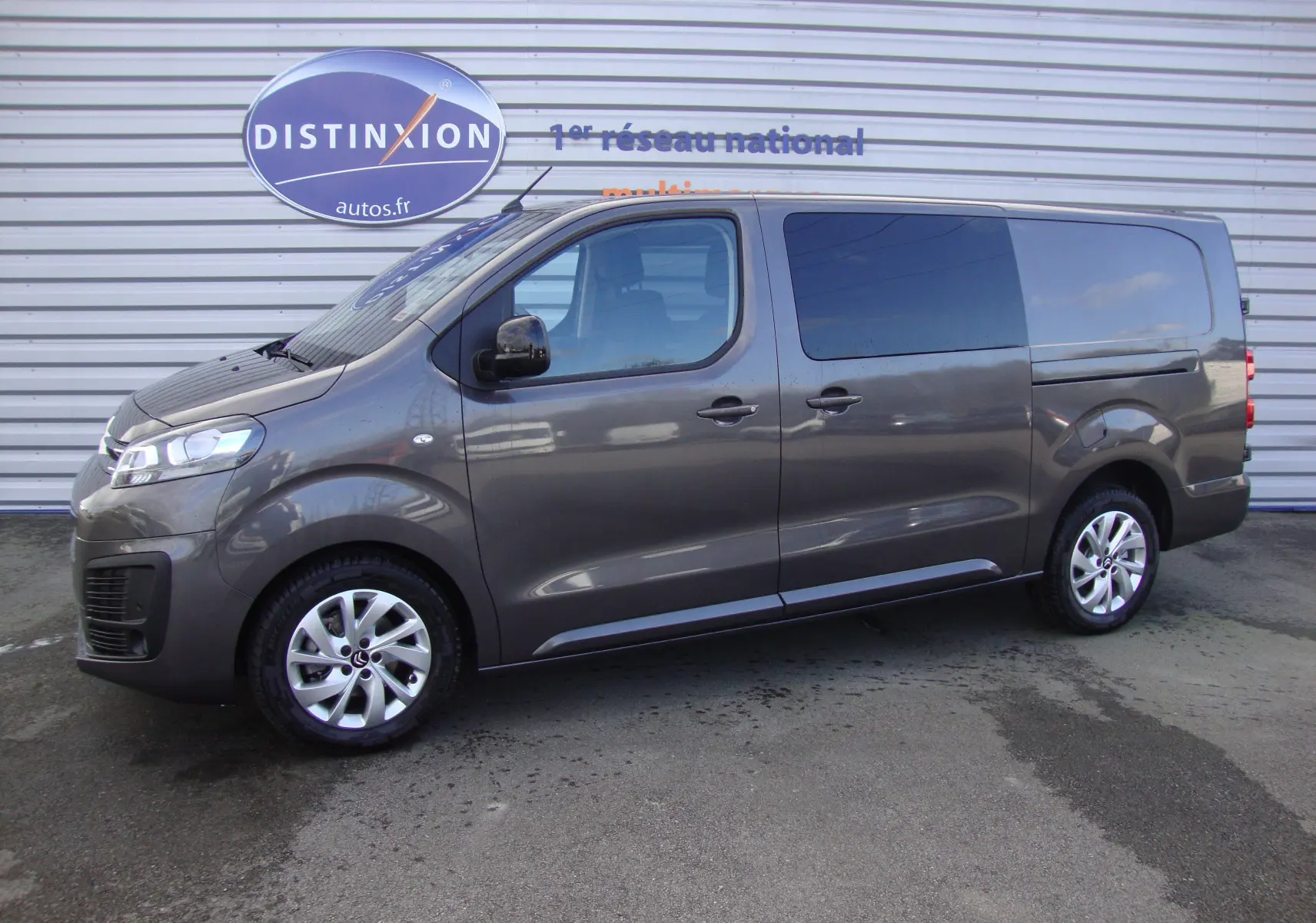 Vue de profil côté gauche d'un Citroën Jumpy Cabine Approfondie gris platinum avec vitres arrière teintées.