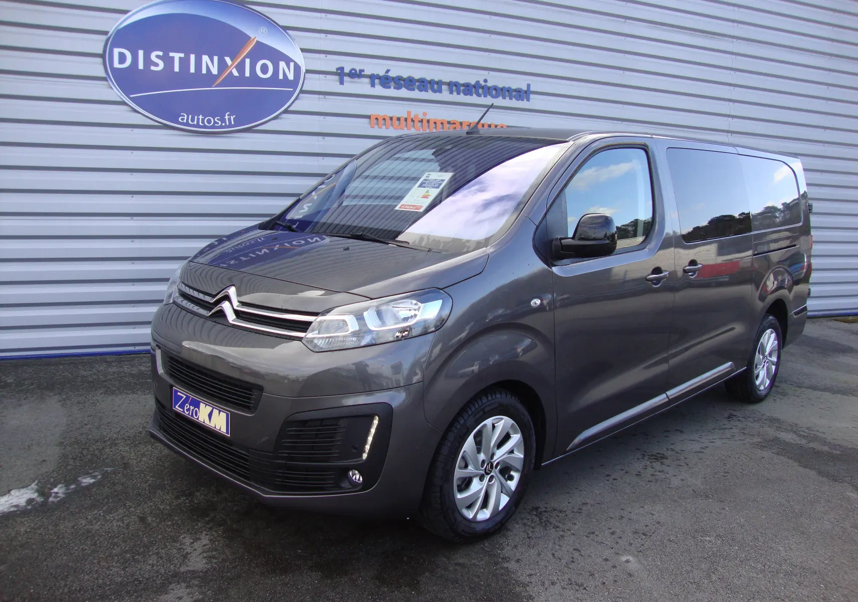 Citroën Jumpy Cabine Approfondie gris platinum en 3/4 avant droit, avec jantes alliage et phares LED visibles.