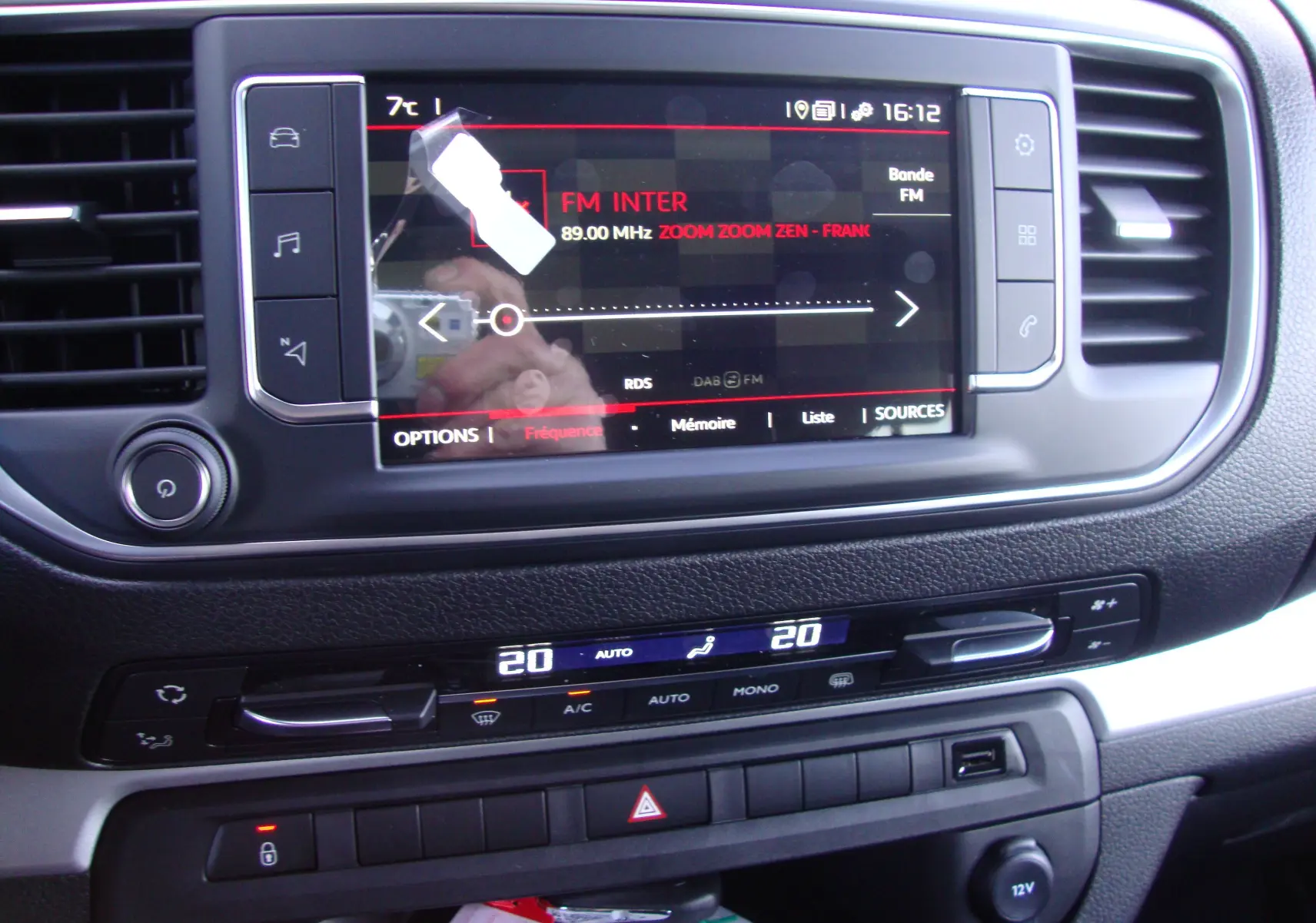 Tableau de bord du Citroën Jumpy XL gris platinum 2024, vue rapprochée de l'écran tactile et commandes climatisation digitales.