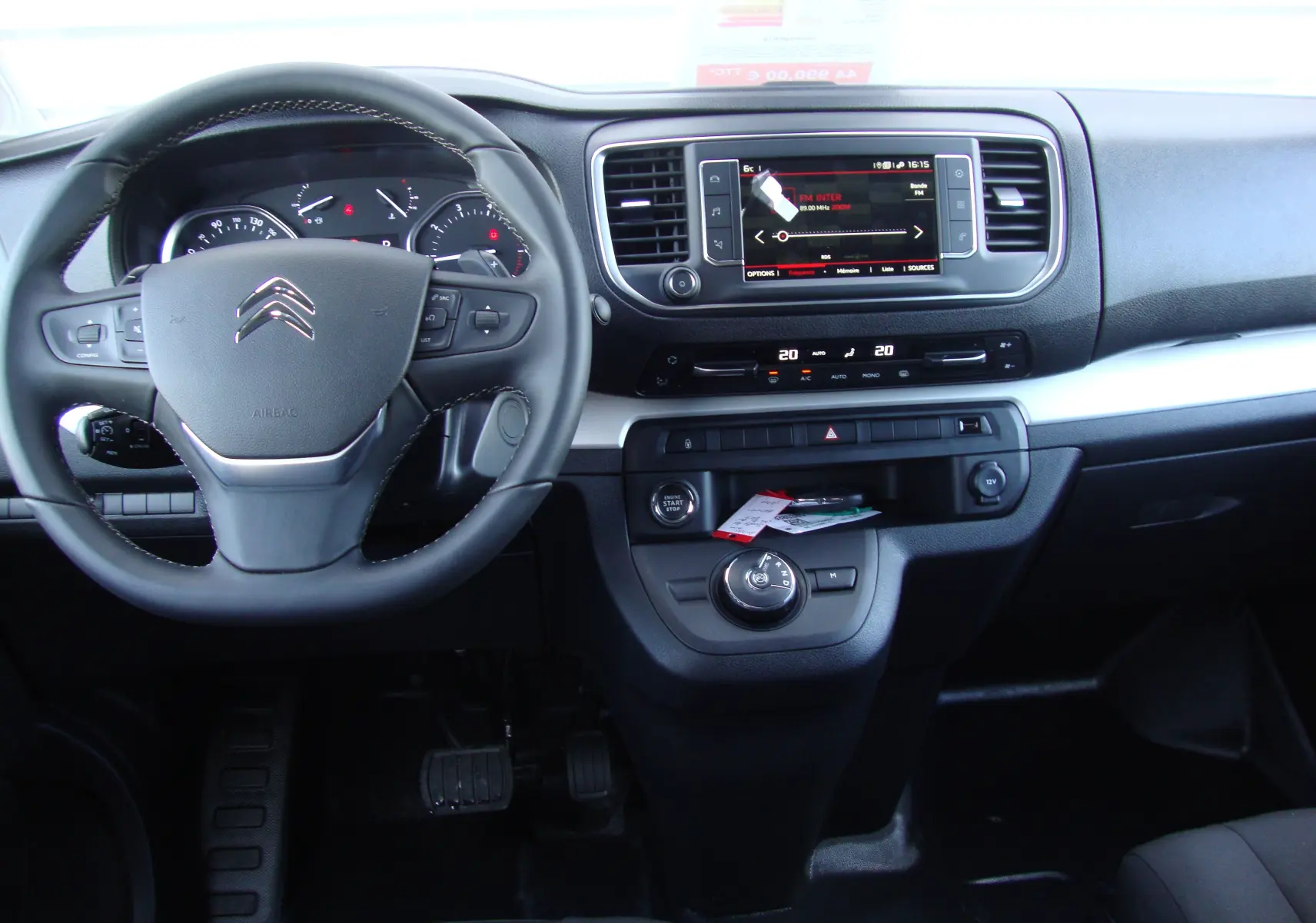 Vue intérieure du tableau de bord et volant noir du Citroën Jumpy Cabine Approfondie gris platinium, avec écran tactile central.