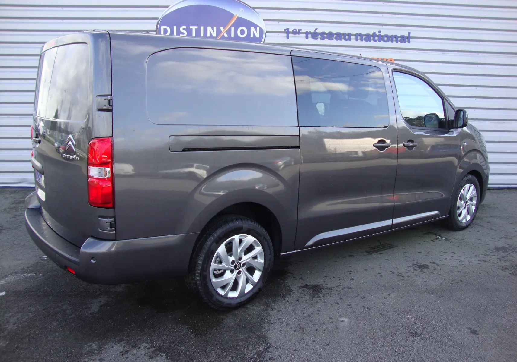 Vue 3/4 arrière côté gauche du Citroën Jumpy Cabine Approfondie gris platinum, fourgon utilitaire 5 places 2024.