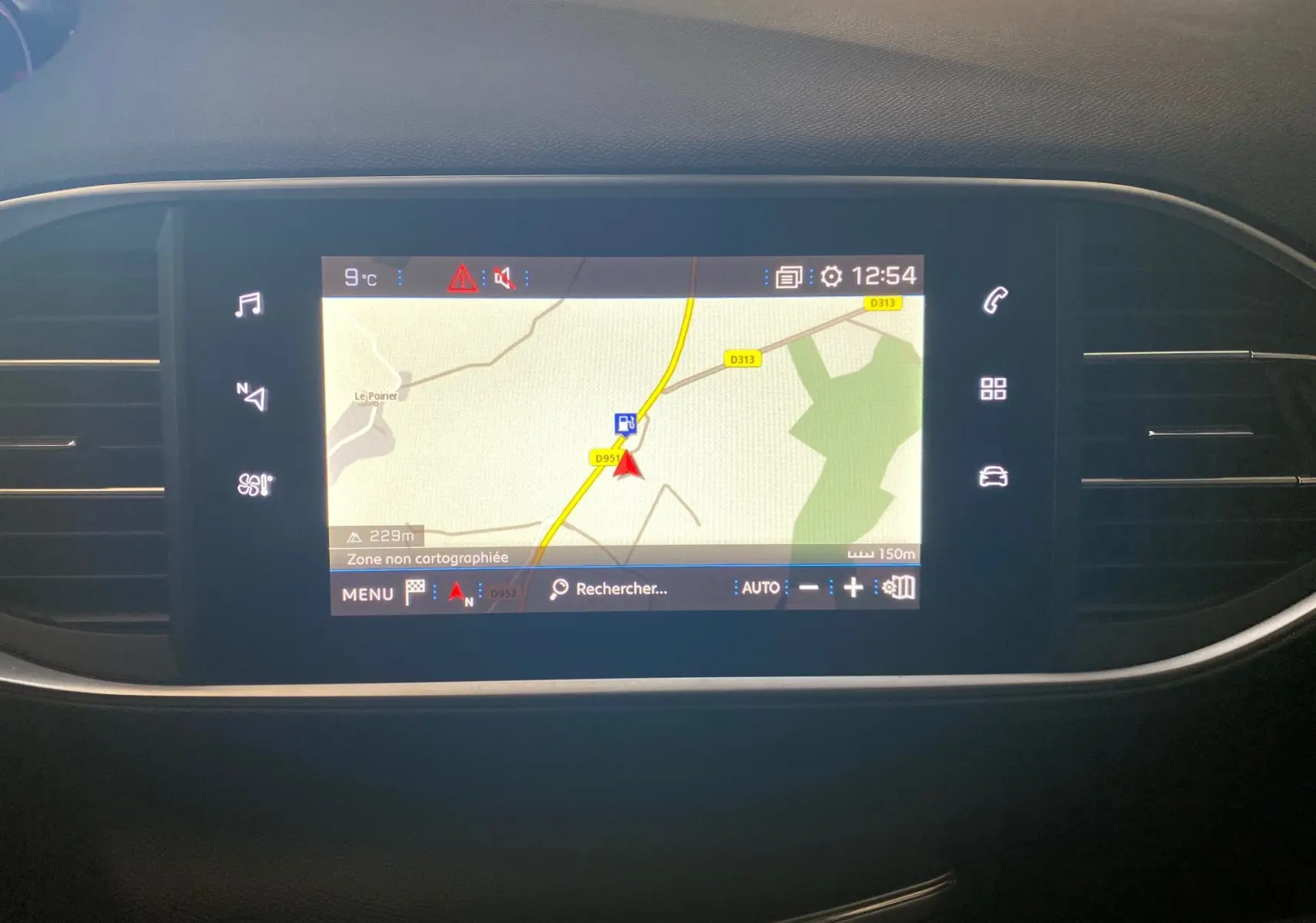 Écran tactile central du tableau de bord de la Peugeot 308 blanc, affichant la navigation GPS en extérieur.