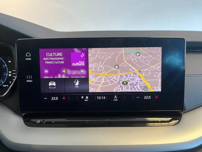 Écran tactile central du tableau de bord de la Skoda Octavia Combi 2022 affichant navigation et radio France Culture