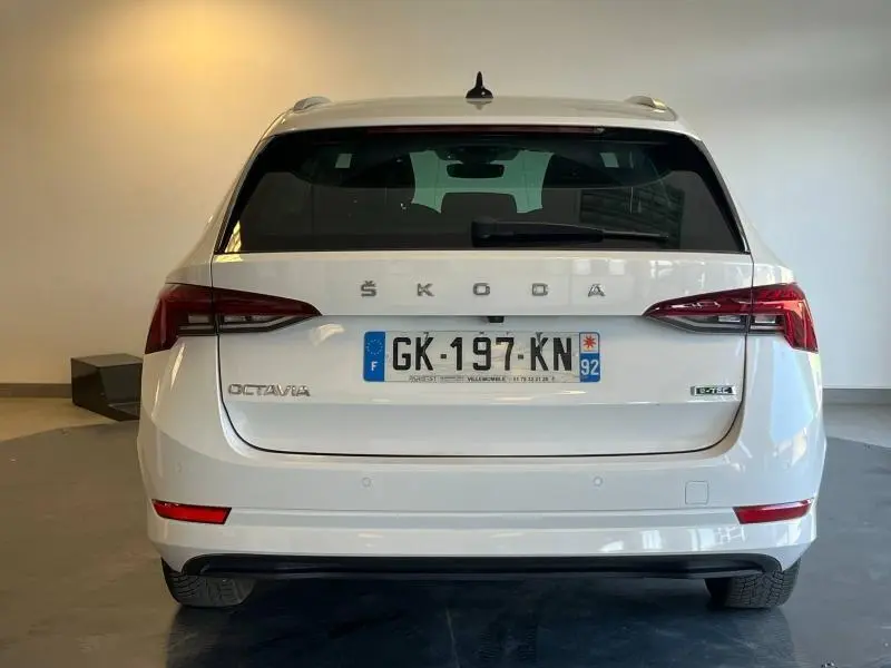Vue arrière d'une Skoda Octavia Combi blanche Cristal spéciale avec feux arrière LED et plaque d'immatriculation française.