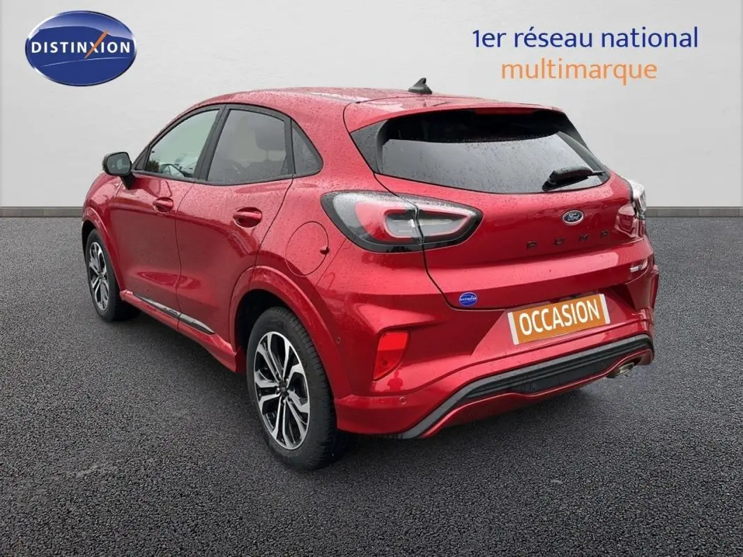 Vue 3/4 arrière droite d'une Ford Puma rouge 2020 avec jantes alliage 17 pouces et feux arrière LED distinctifs.