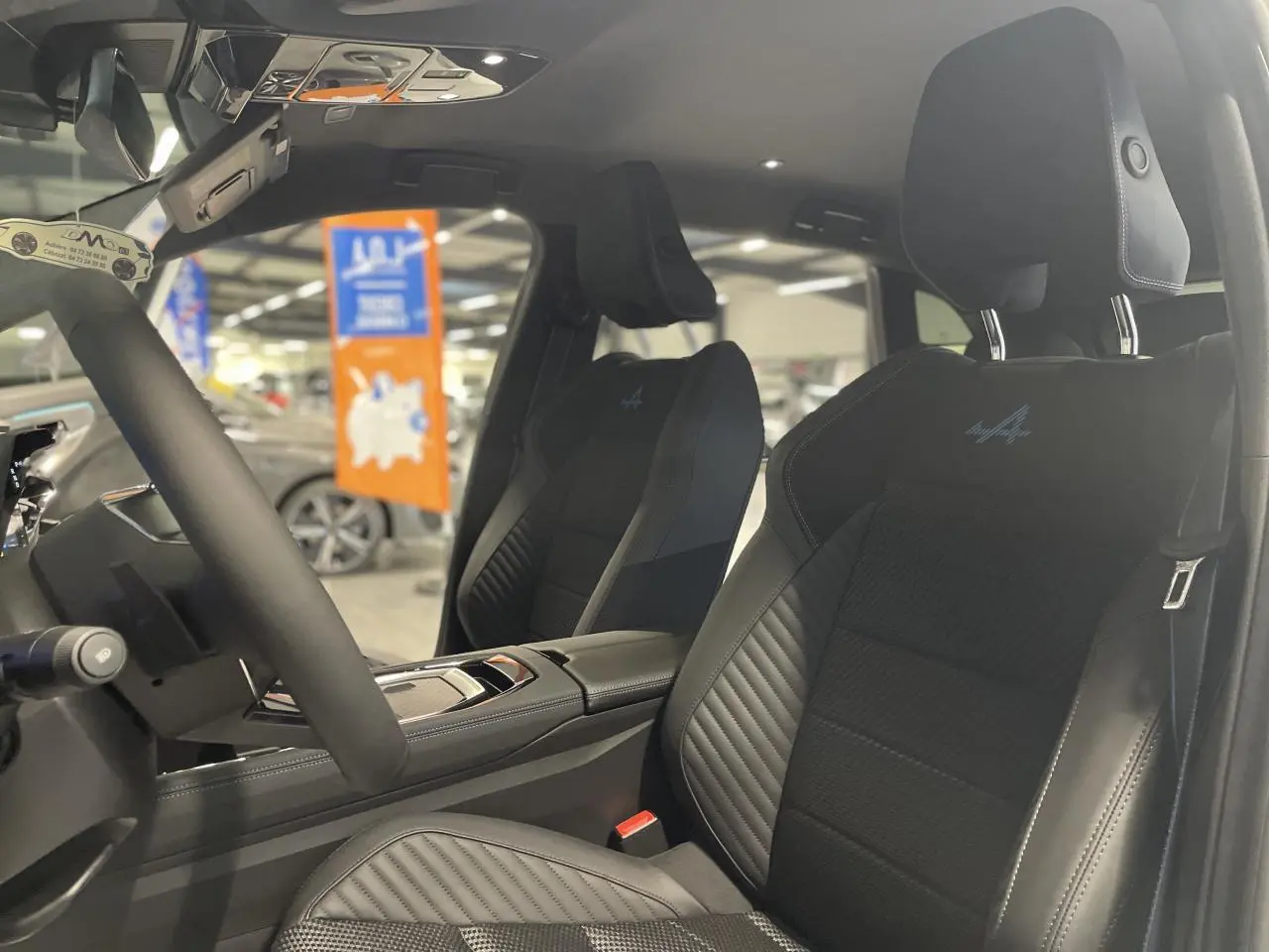 Intérieur du Renault Austral Esprit Alpine 2025, vue côté conducteur sur sièges noirs en Alcantara avec logo Alpine bleu.
