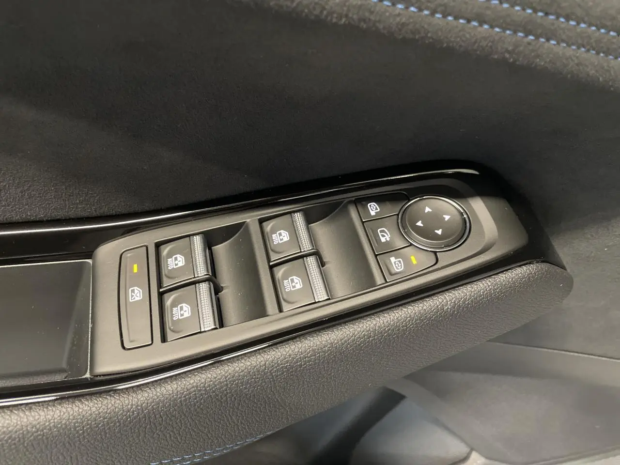 Commandes des vitres électriques et rétroviseurs sur la porte côté conducteur du Renault Austral 2025 finition Esprit Alpine.