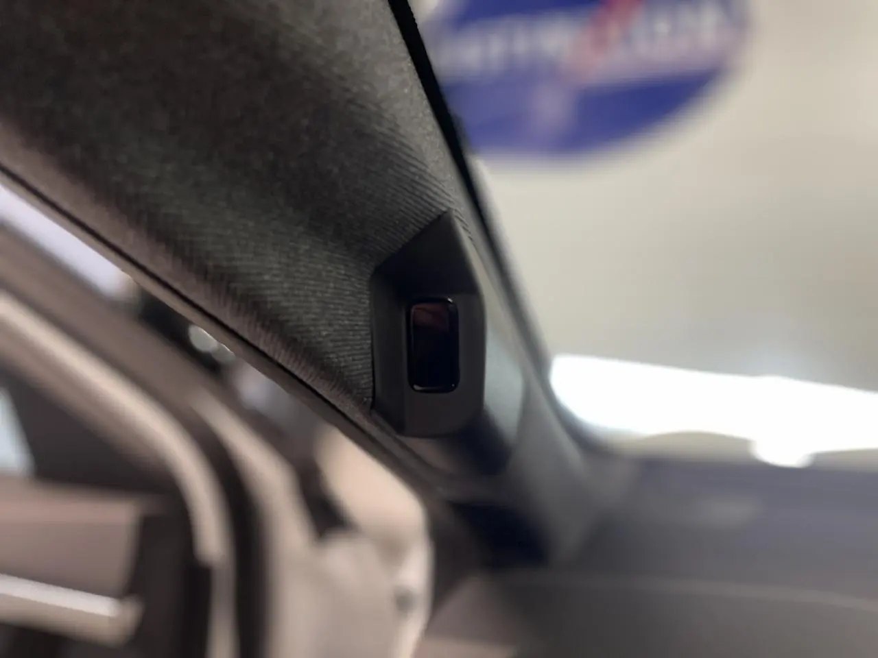 Gros plan sur le montant intérieur côté gauche du Renault Austral 2025 avec revêtement textile noir.