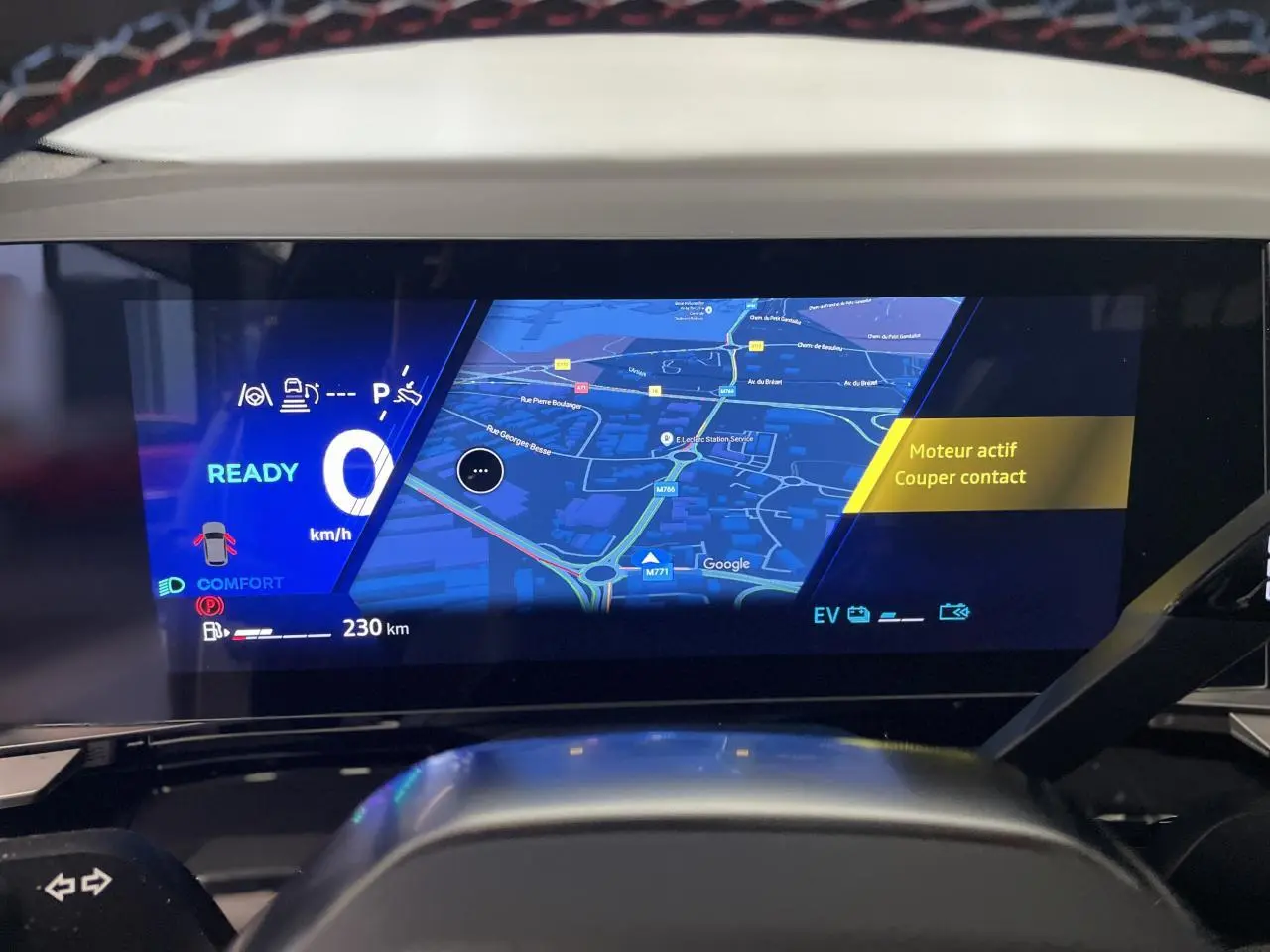 Écran numérique du tableau de bord du Renault Austral 2025 affichant la navigation et les aides à la conduite.