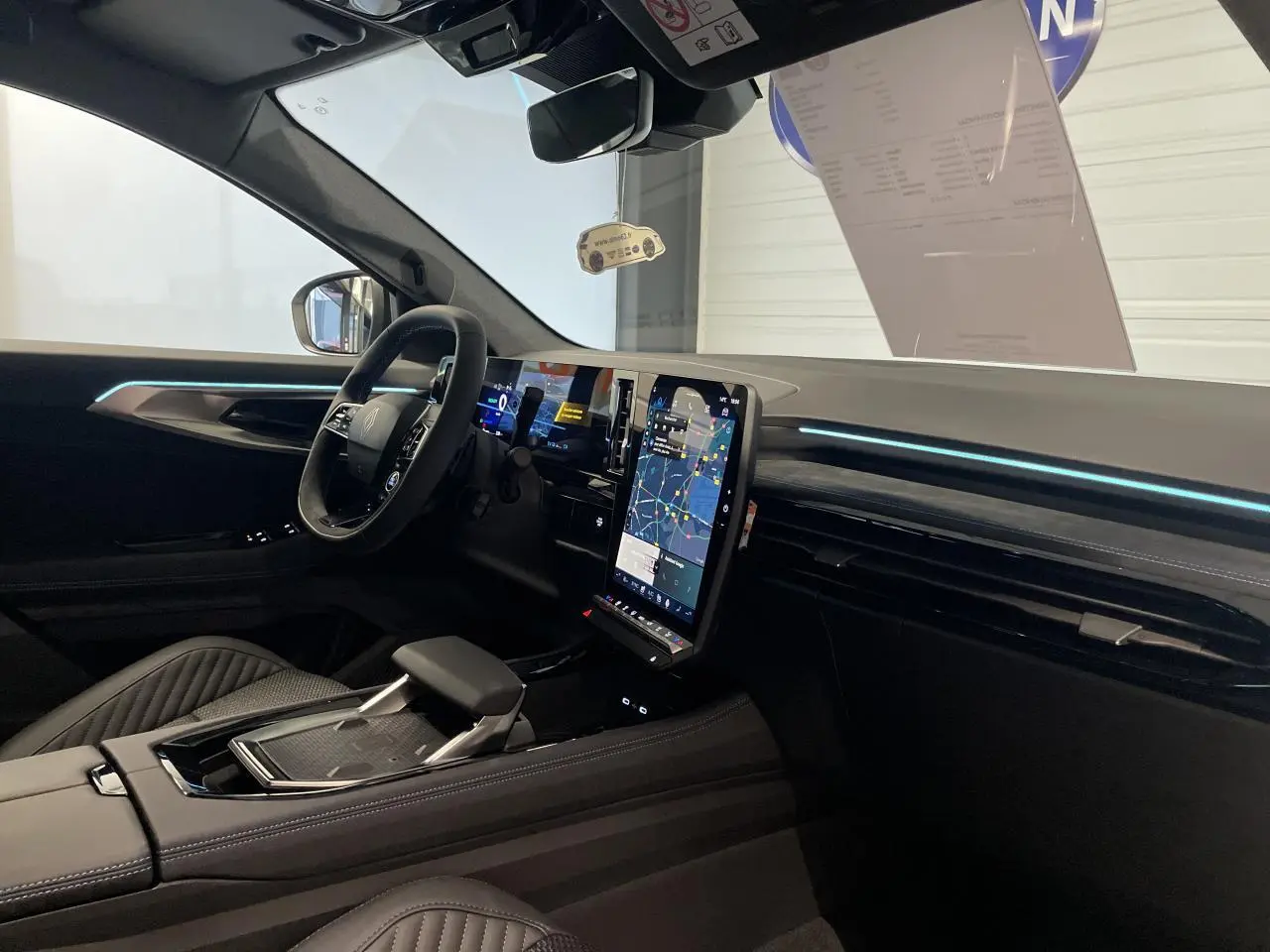 Intérieur du Renault Austral 2025 vu côté conducteur, avec écran tactile vertical et sellerie Alcantara noire.