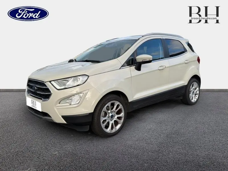 Ford EcoSport 1.0 EcoBoost blanc Fashion Metropolis en vue 3/4 avant droit avec jantes alu et vitres teintées.