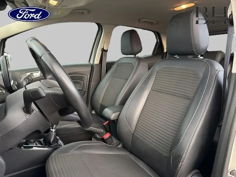 Vue intérieure côté conducteur du Ford EcoSport 2020 avec sièges tissu noir et volant multifonction cuir.