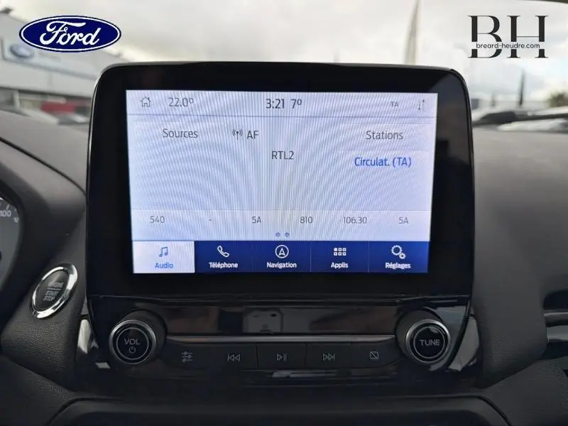 Vue rapprochée de l’écran tactile multifonction du Ford EcoSport 2020, avec commandes audio et navigation visibles.