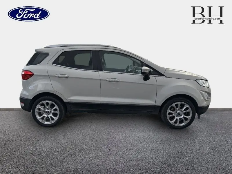 Vue latérale droite du Ford EcoSport 1.0 EcoBoost 2020 en blanc Fashion Metropolis avec jantes alliage et vitres arrière surteintées.