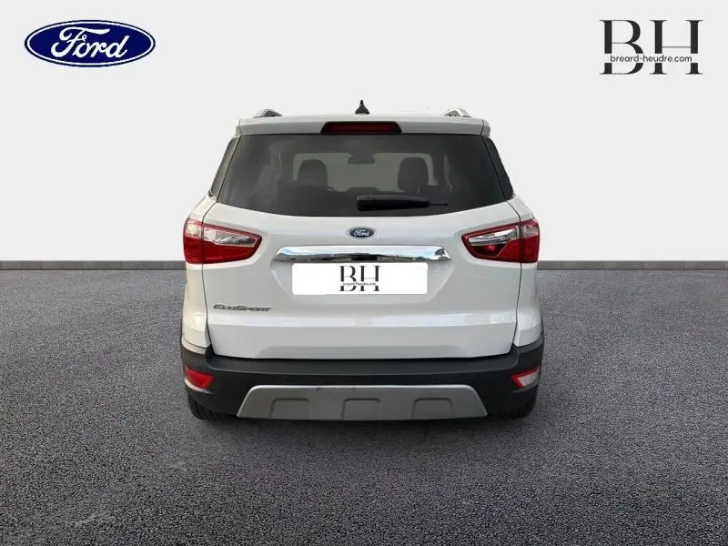 Vue arrière d'un Ford EcoSport 2020 blanc Fashion Metropolis avec vitres arrière surteintées et barres de toit visibles.