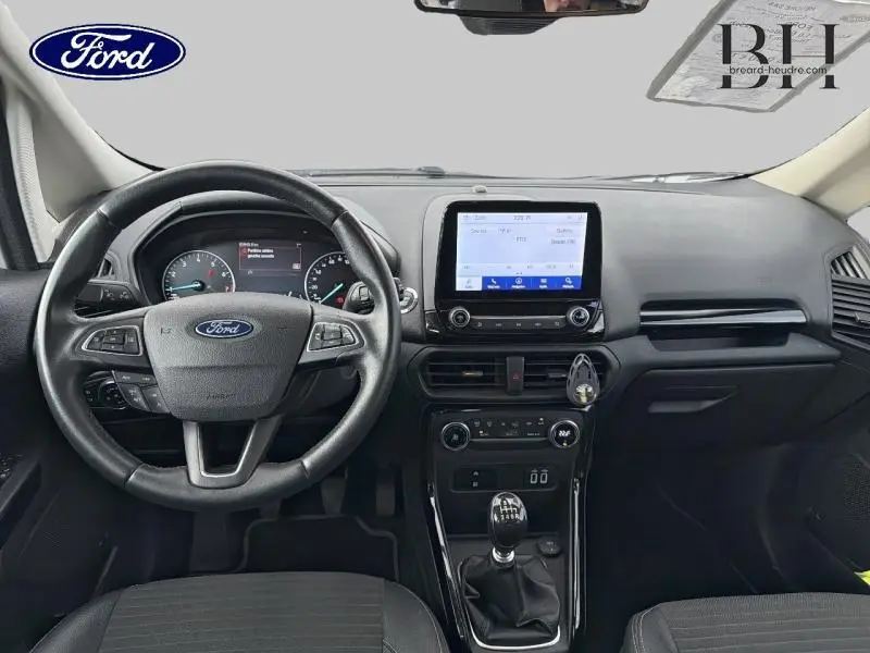 Vue intérieure frontale du Ford EcoSport 1.0 EcoBoost 2020 avec volant multifonction, écran tactile et levier de vitesse manuel.