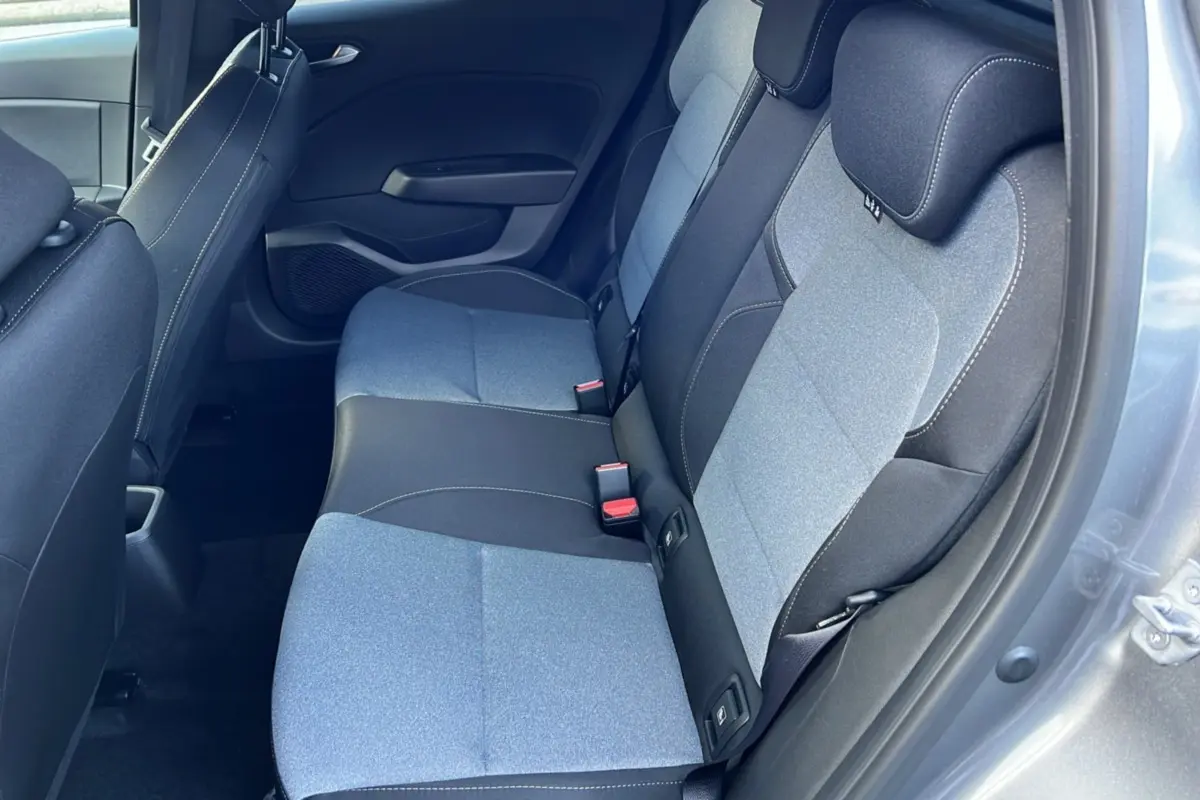 Vue intérieure côté droit sur les sièges arrière bi-ton gris clair et noir de la Renault Clio 2025 finition Evolution PK Look.