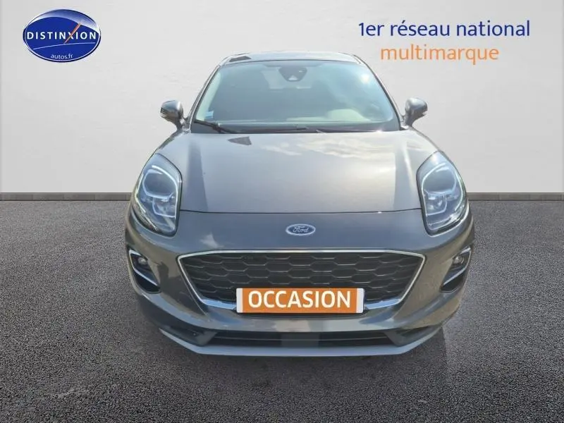 Vue de face du Ford Puma 2022 en gris métallisé Fashion Gris Magnetic avec calandre et phares LED distinctifs.