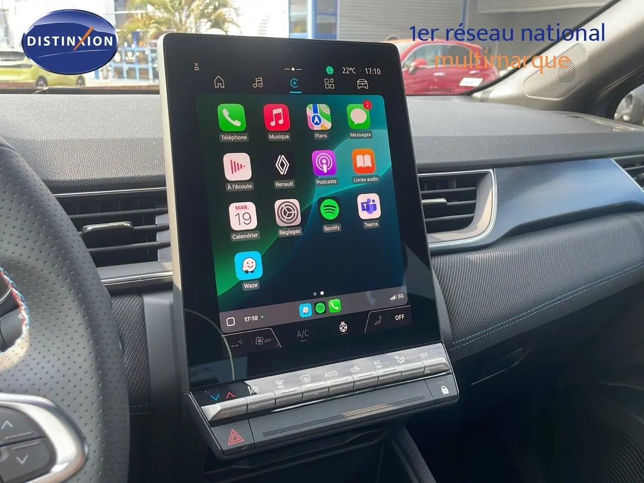 Écran tactile central allumé dans l'habitacle du Renault Captur E-Tech gris Cassiopée, vue du tableau de bord côté conducteur.