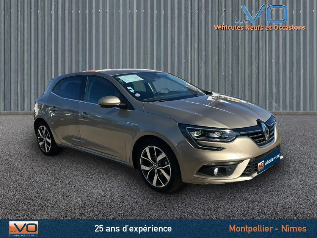 Renault Mégane IV beige vue 3/4 avant droit, avec phares LED et jantes alliage distinctives.