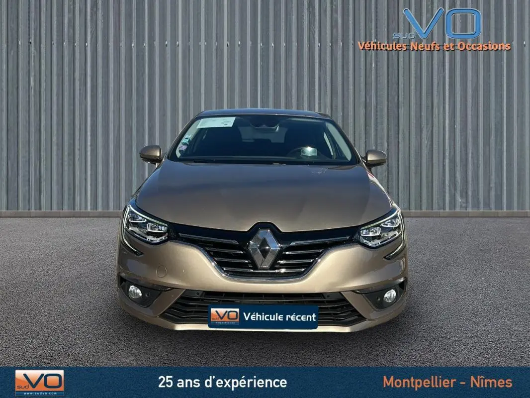 Vue frontale d'une Renault Mégane IV beige 2017 avec phares LED et calandre noire brillante.