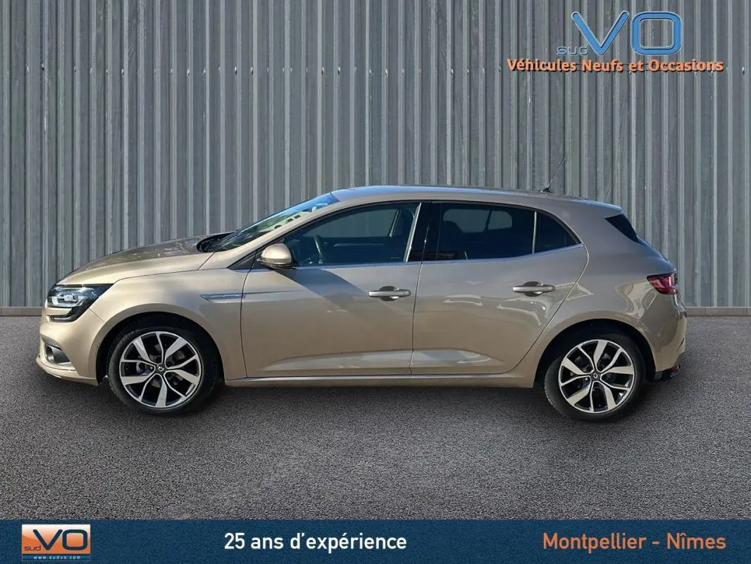 Profil latéral droit d'une Renault Mégane IV beige 2017, berline compacte aux jantes alliage modernes.