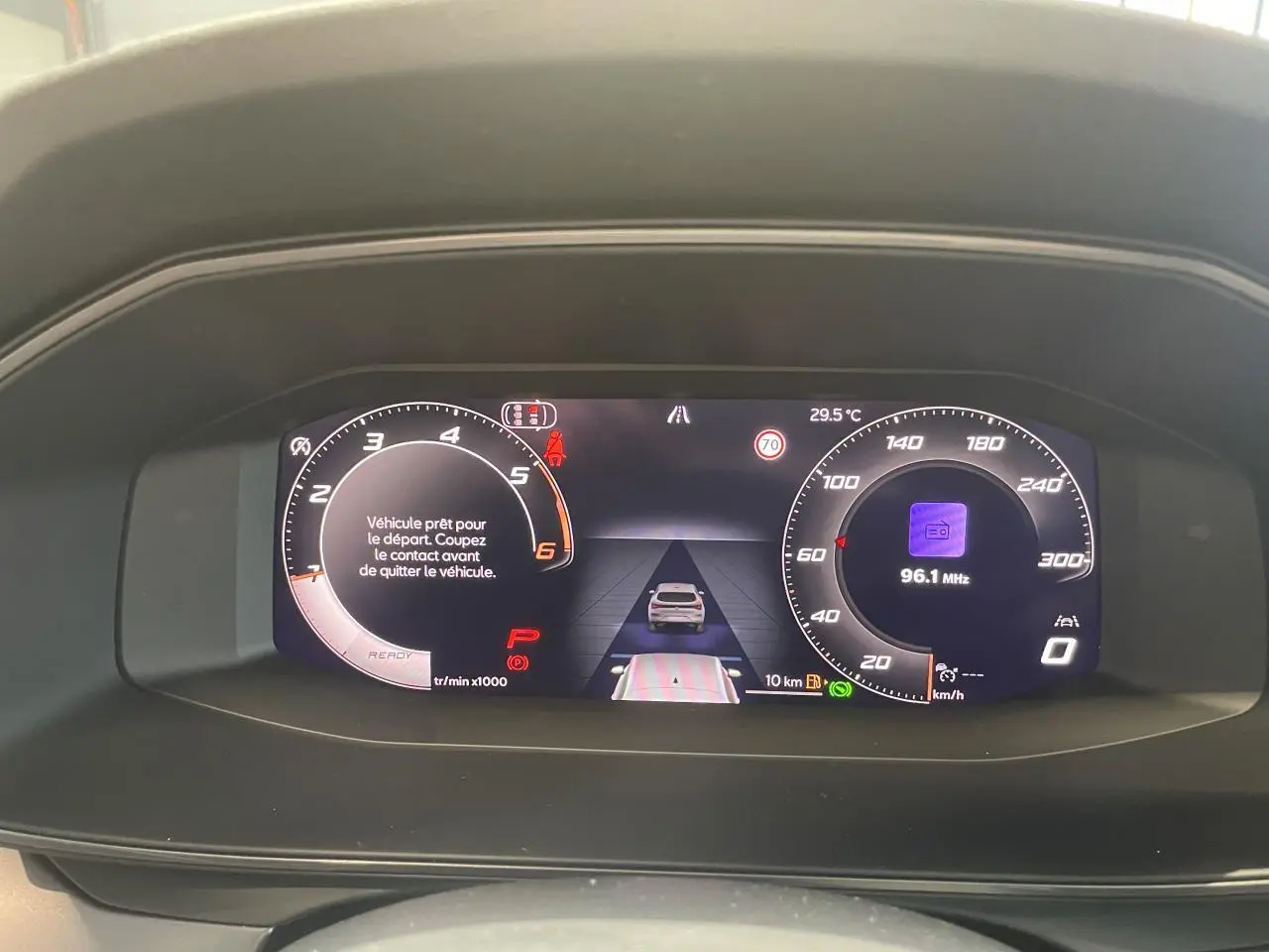 Combiné d'instruments digital du tableau de bord de la CUPRA Leon 2.0 TDI 2026 affichant la vitesse, régime et alertes.