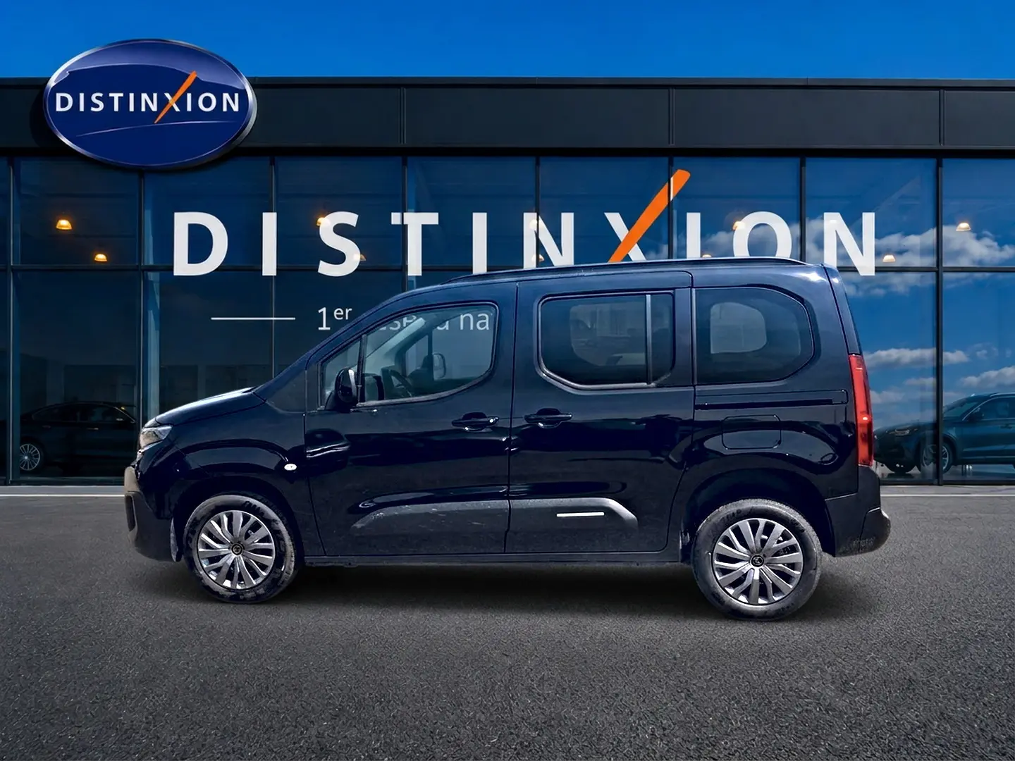 Profil côté gauche du Citroën Berlingo noir 2026 avec jantes alu et porte latérale coulissante visible.