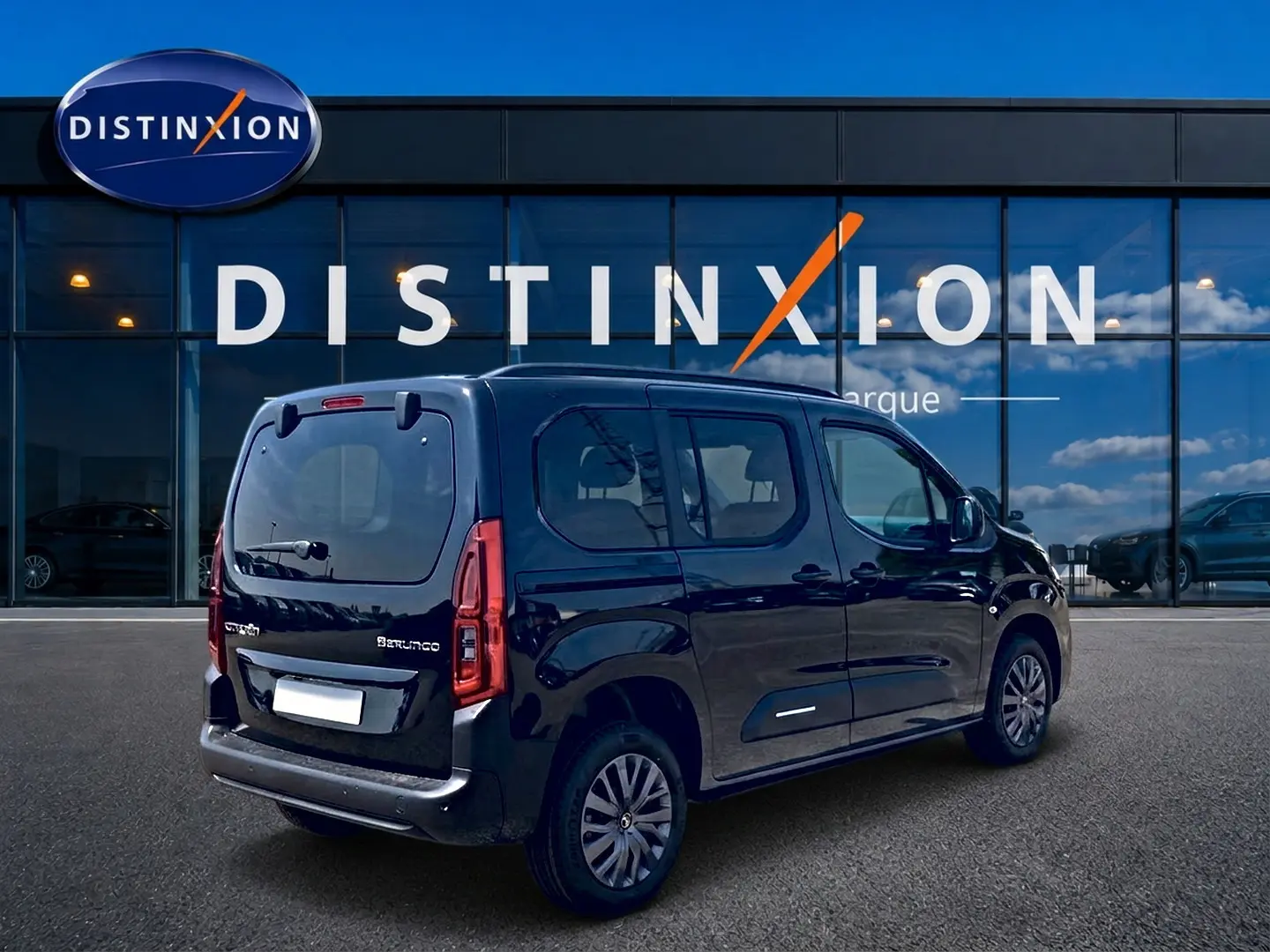 Vue 3/4 arrière droite du Citroën Berlingo noir 2026, avec vitres teintées et barres de toit visibles.