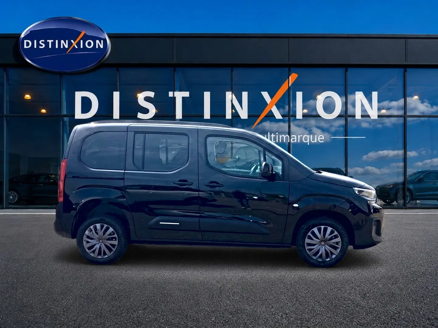 Profil droit d'un Citroën Berlingo noir 2026, avec jantes alu et porte latérale coulissante visible.