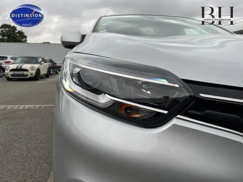 Gros plan sur le phare avant droit du Renault Kadjar gris platine, soulignant son design moderne et précis.