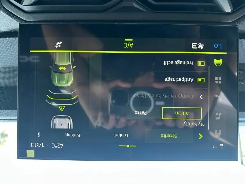 Écran tactile intérieur du Dacia Duster 2025 affichant les réglages de sécurité et d'assistance à la conduite.