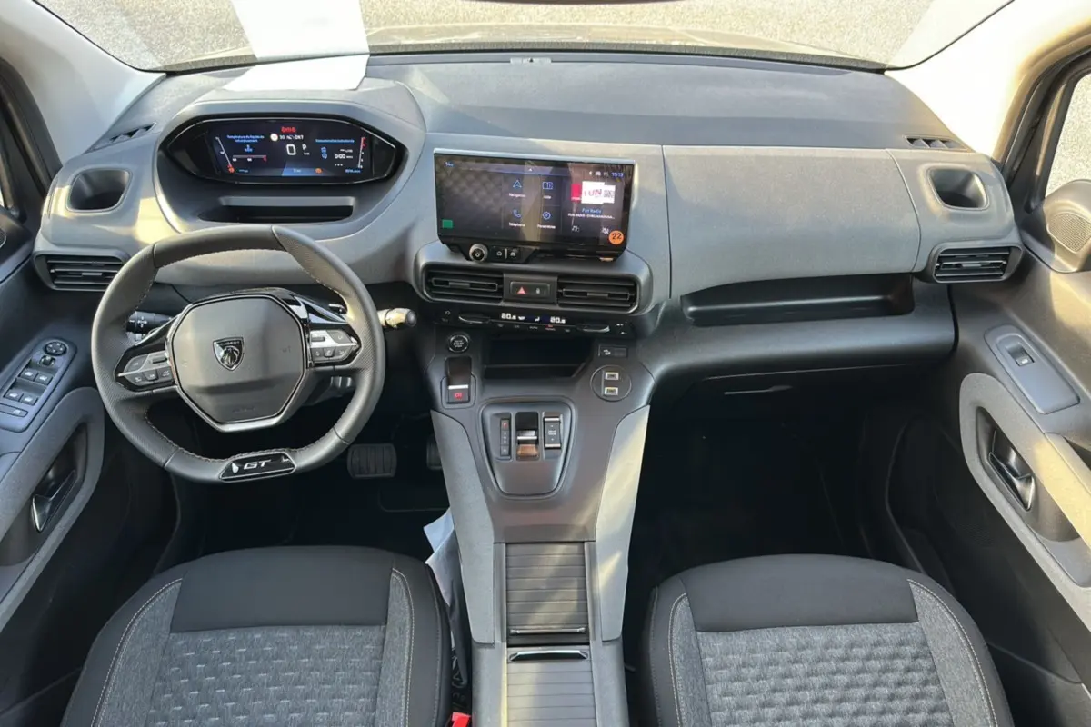 Vue intérieure avant du Peugeot Rifter GT Plus 2025 avec tableau de bord moderne et volant cuir multifonctions noir.